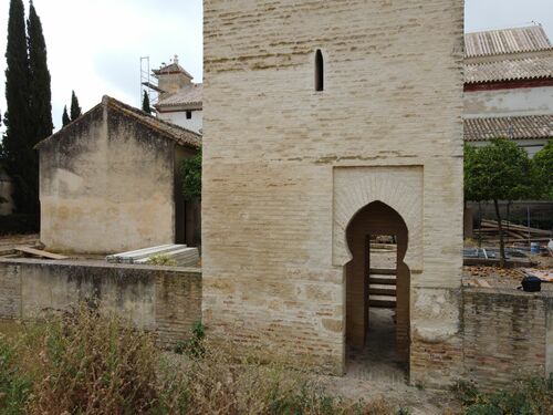 Puerta de aceso en el frente norte del alminar de la mezquita de Sanlucar la Mayor