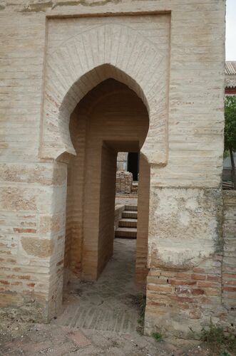 Detalle d ela puerta de acceso a la mezquita en la base del alminar de Sanlucar la Mayor