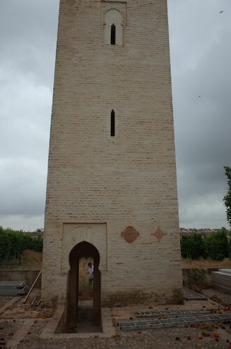 Puerta de acceso a la mezquita por la base del alminar de Sanlucar la Mayor