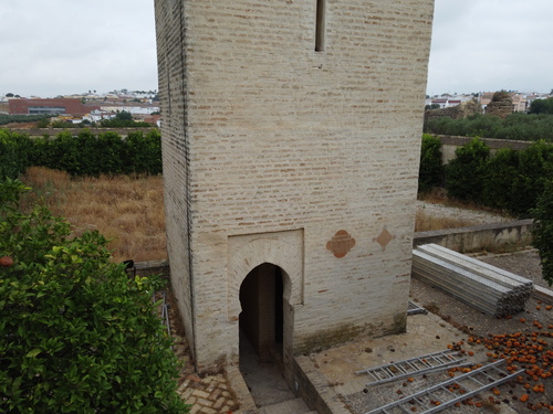 Vista por el sur de la puerta de acceso a la mezquita de Sanlucar la Mayor