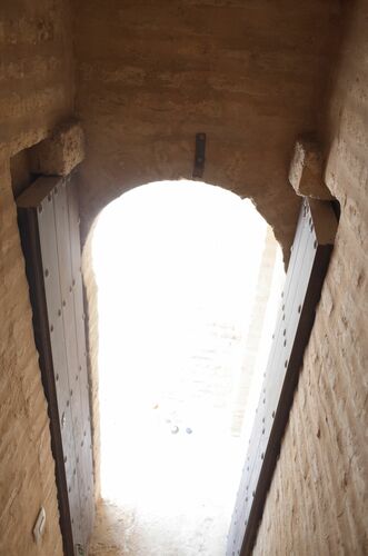 Detalle de la puerta y su cierre de la escalera del alminar de Sanlucar la Mayor