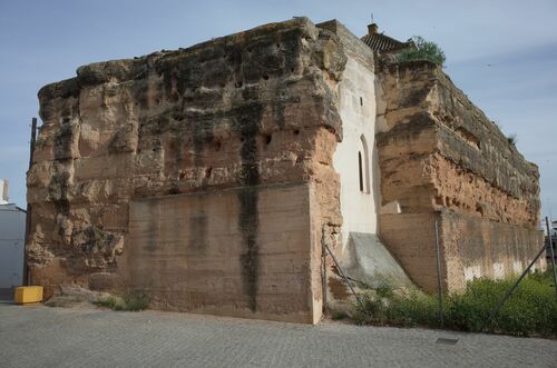 Vista desde el interior de la muralla del recinto de Sanlucar la Mayor frente a la iglesia de San Pedro