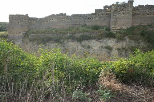 Vista exterior de la muralla del extremo sur (7) del recinto de Sanlucar la Mayor