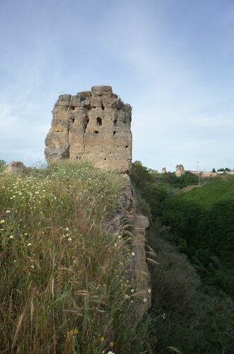 Frente suroeste de la última torre del extremo sur (7) del recinto de Sanlucar la Mayor