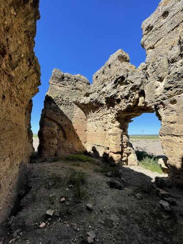 Vista del resto de la bóveda y la puerta en el interior del torreón de la Dehesilla en Aznalcollar