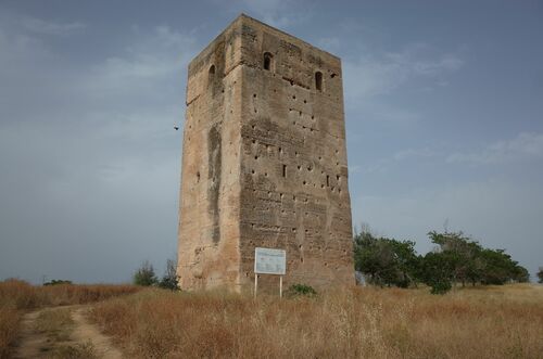 Vista desde el oeste de la torre de San Antonio en Olivares 