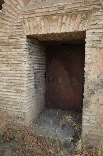 Detalle de la puerta de la torre de San Antonio en Olivares