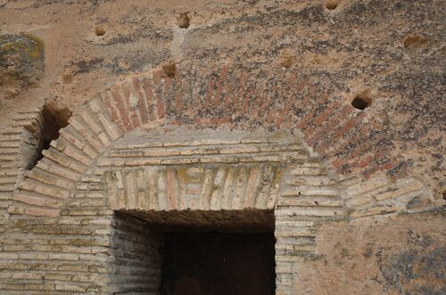 Detalle del arco de descarga sobre la puerta de la torre de San Antonio en Olivares