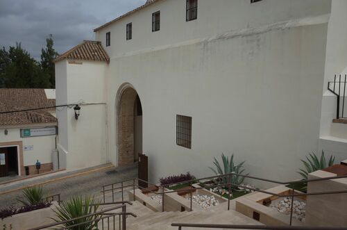 Vista general del exterior de la puerta de la Pescadería en Aznalcázar