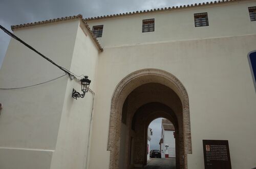 Arco exterior de acceso directo en la puerta de la Pescadería en Azanalcázar