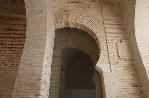 Rosca del arco del acceso exterior almohade de la puerta de la Pescadería en Aznalcázar