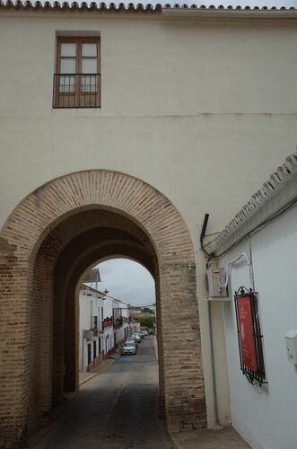 Vista del arco del acceso interior, en su configuración moderna, de la puerta de la Pesacadería en Aznalcázar