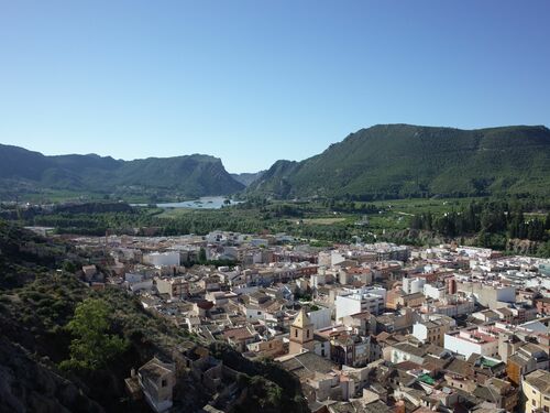 Entorno del castillo de Blanca hacia el sureste con la población actual a sus pies