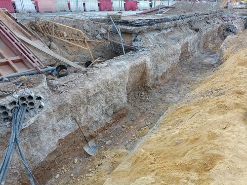 Restos de la cimentación del acueducto de los Caños de Carmona aparecidos en 2023 en la intersección de las calles Luis Montoto y Luis de Morales
