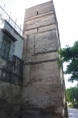 Torre de la muralla de Sevilla en los Jardines de Murillo desde el sur