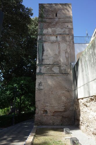 Lado oriental de la torre de la muralla de Sevilla en los Jardines de Murillo