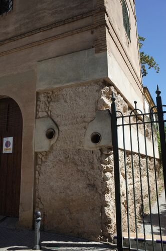 Vista de la sección de la muralla de Sevilla en los jardines de Murillo con las canalizaciones del acueducto