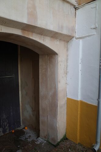 Detalle de la jamba de la Puerta del Agua de la muralla de Sevilla desde el interior del recinto