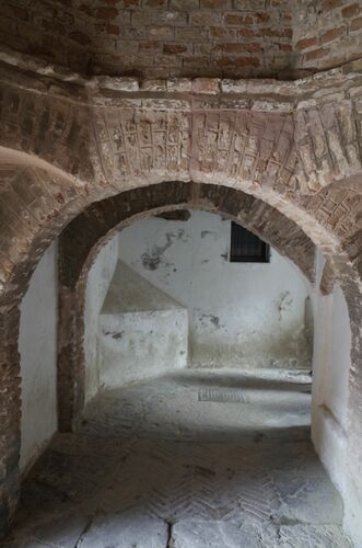 Arcos de la puerta interior del postigo del Atambor de Sevilla desde el espacio central