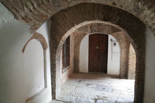 Vista del interior del postigo del Atambor de Sevilla desde la puerta interior