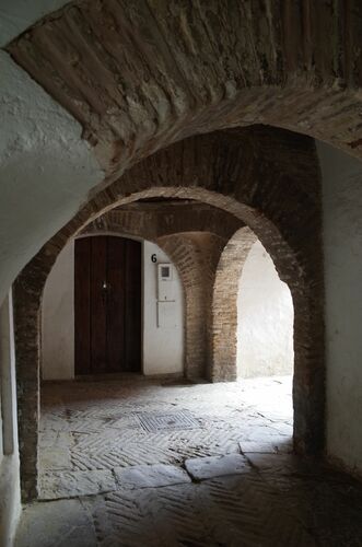 Espacios interiores del postigo del Atambor de Sevilla desde el acceso del interior del Alcázar