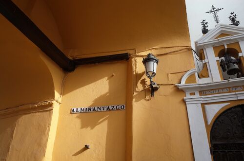 Detalle de la jamba norte del postigo del Aceite de Sevilla