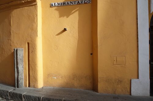 Ranuras para tableros de protección y rebeje para la hoja de la puerta del postigo del Aceite de Sevilla