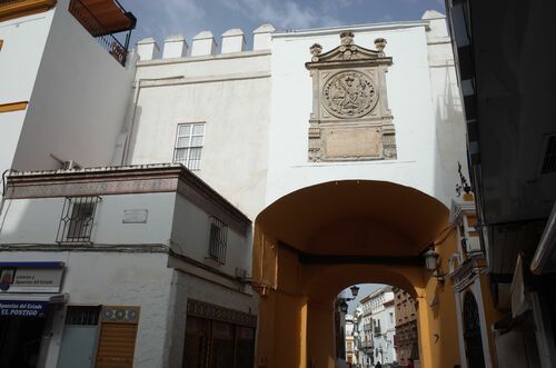 Vista del postigo del Aceite desde el interior de la ciudad de Sevilla