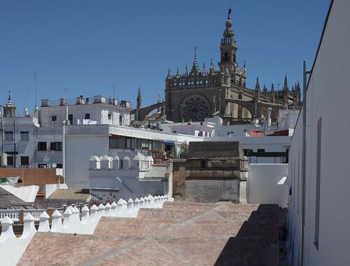 Vista de la parte superior de las torres del postigo del Aceite desde la terraza de las atarazanas de Sevilla