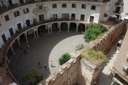 Vista de la muralla de cierre de la alcazaba de Sevilla en la plaza del Cabildo