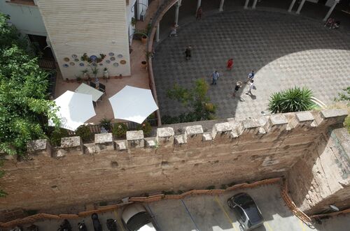 Vista por su frente exterior de la muralla de cierre de la alcazaba de Sevilla en la plaza del Cabildo