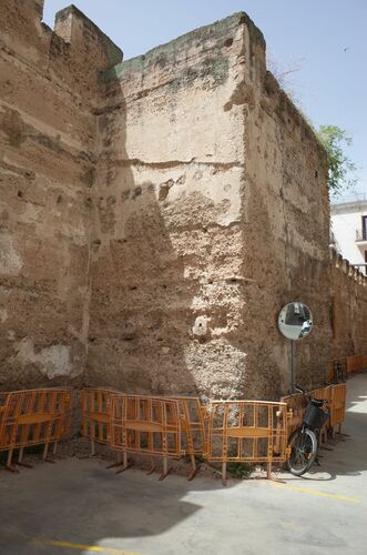 Torre de la muralla de cierre de la alcazaba de Sevilla en la plaza del Cabildo vista desde el oeste