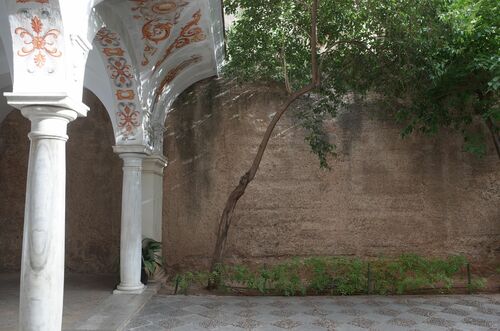 Detalle por su frente interior de la muralla de cierre de la alcazaba de Sevilla en el lado oeste de la plaza del Cabildo