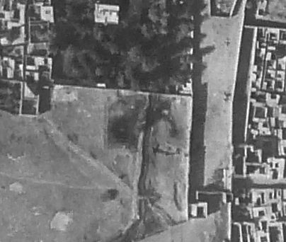 Fotografía aérea de 1917 de la explanada de acceso a la qasba con la Bab al-Šaria, la Bab al-Rubb y la Bab Aknaw