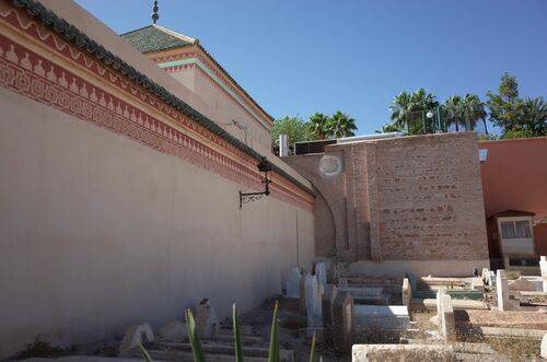 Vista del exterior de la Bāb al-Šarīʿa de Marrakech parcialmente oculta por el mausoleo de al-Suhaylī 