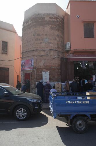 Vista de la torre octogonal de la qasba de Marrakech desde el norte