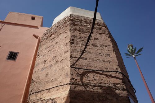 Vista de la torre octogonal de la qasba de Marrakech desde el sureste